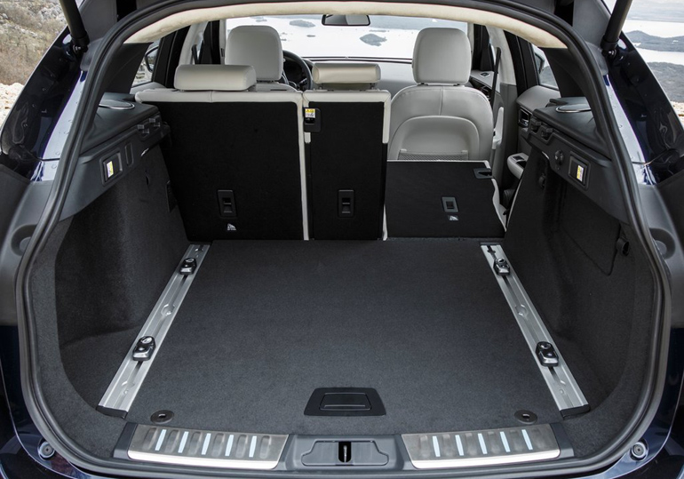 Ο χώρος αποσκευών αγγίζει τα 650 λίτρα. Φανταστείτε να πέσουν και τα καθίσματα...