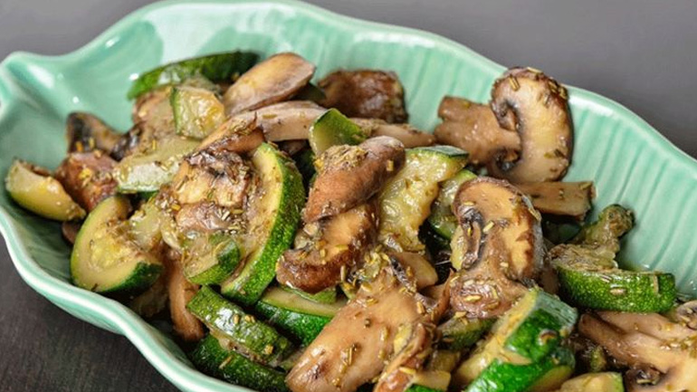 Σαλάτα με μανιτάρια κολοκυθάκια και δυόσμο