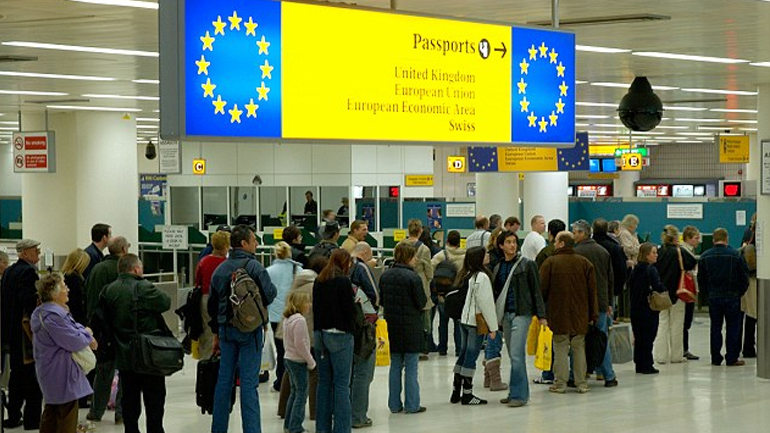 Οι Βρυξέλλες σχεδιάζουν διαδικτυακό έλεγχο των ταξιδιωτών χωρίς βίζα