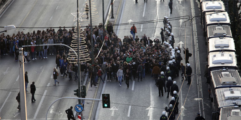 Κορυφώθηκε η πορεία στην αμερικανική πρεσβεία