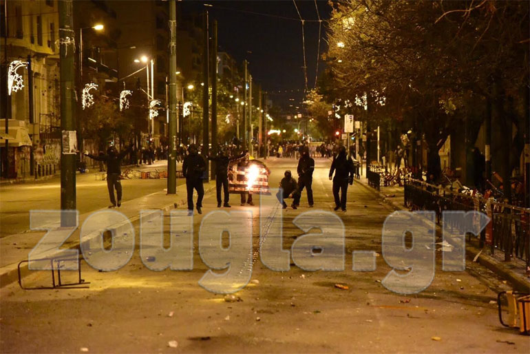 Κάποιοι έκαψαν τη σημαία