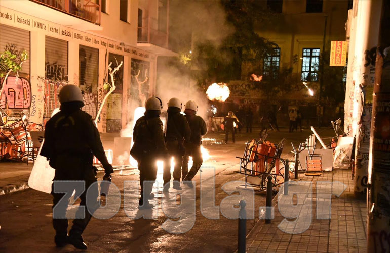 Θρανία και καρέκλες στον δρόμο