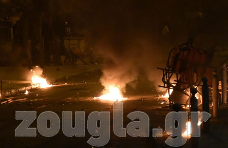 Βροχή μολότοφ μετά το πέρας της πορείας