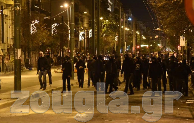 Νεαροί έβγαιναν από το Πολυτεχνείο και πετούσαν αντικείμενα