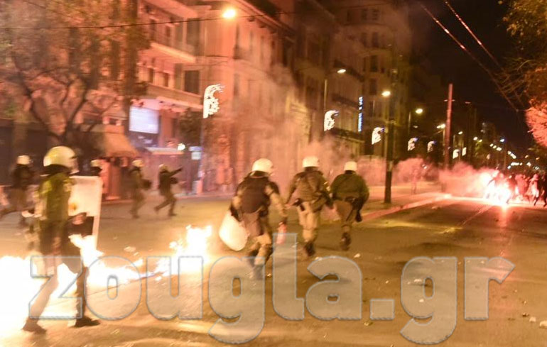 Άνδρας των ΜΑΤ κρατά έναν πυροσβεστήρα