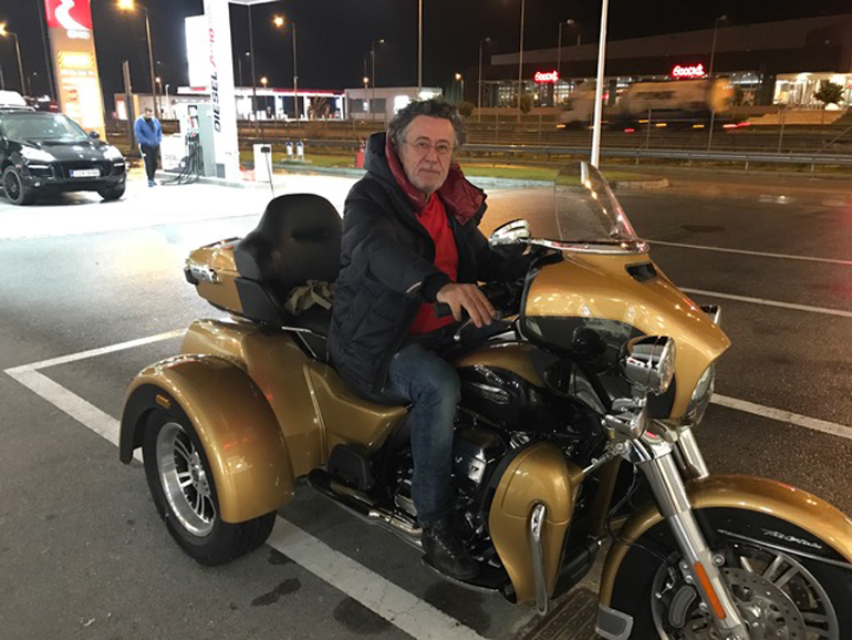 Σιγά μην... ξέφευγε τέτοια μοτοσικλέτα από τον Μάκη Τριανταφυλλόπουλο. Παραλίγο και θα τη γυρνούσε ο ίδιος στην Αθήνα!