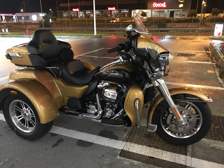 Στάση για ξεκούραση στην εθνική οδό...