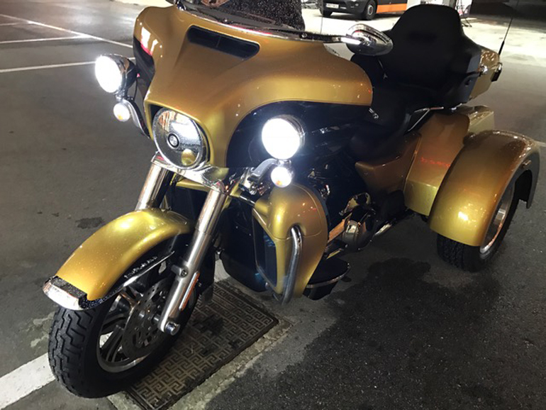 Εμπρός όψη by Harley Davidson...