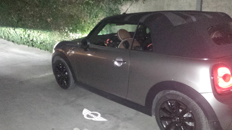 Πανέξυπνο το LED φως που δείχνει το σήμα της μάρκας στο έδαφος