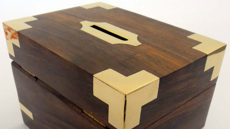 Αδειάζει όλο και περισσότερο ο κουμπαράς των νοικοκυριών