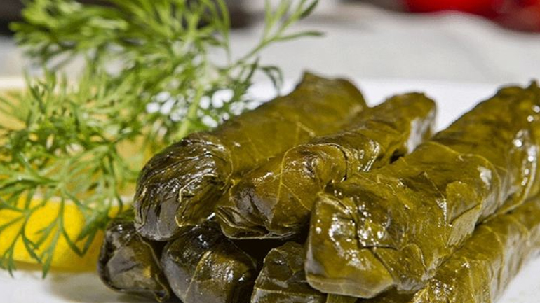 Ντολμαδάκια γιαλαντζί με ρύζι και μυρωδικά