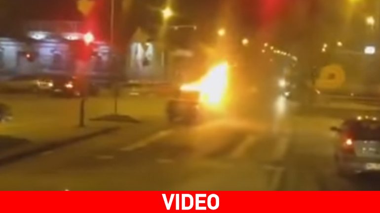Φλεγόμενο όχημα καθ’ οδόν στη διασταύρωση