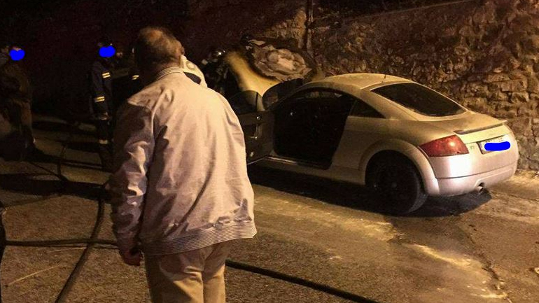 Φωτιά σε σταθμευμένο αυτοκίνητο μπροστά από το Δημαρχείο Σερβίων