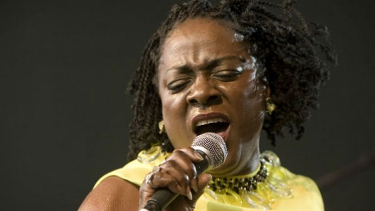 Πέθανε η τραγουδίστρια της σόουλ Σάρον Τζόουνς