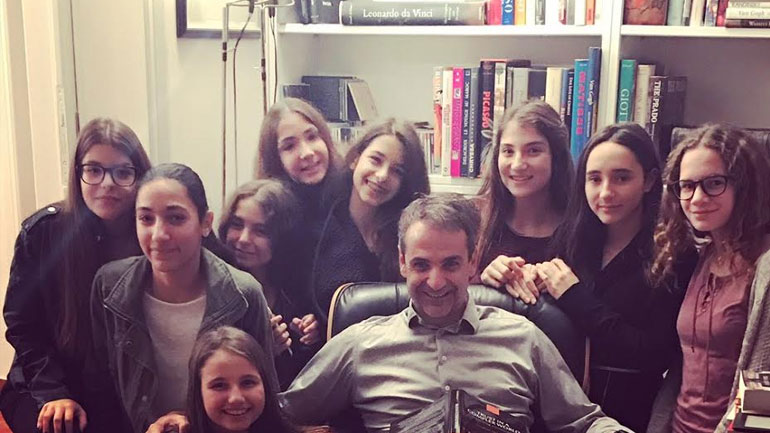 Oι φίλες της Δάφνης «επισκέφθηκαν» τον Κυριάκο Μητσοτάκη