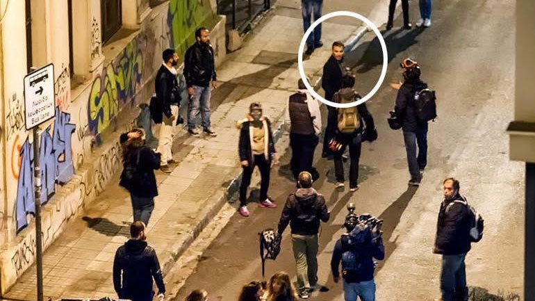 Πέταξε πέτρες στους αντιεξουσιαστές και κρύφτηκε πίσω από τις κάμερες