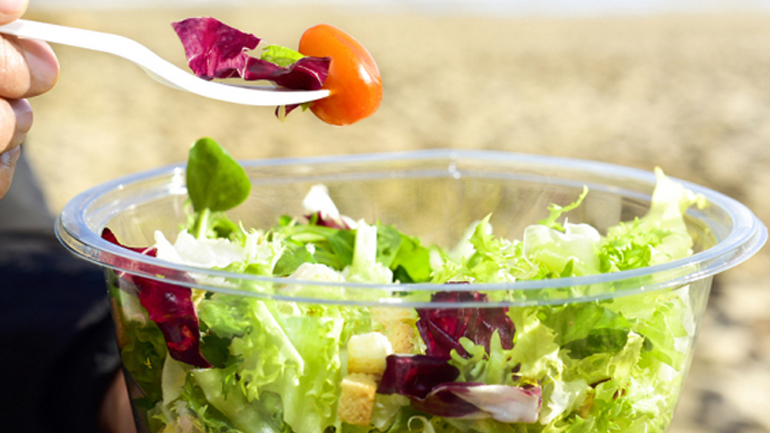 Ο κίνδυνος που κρύβουν οι συσκευασμένες σαλάτες