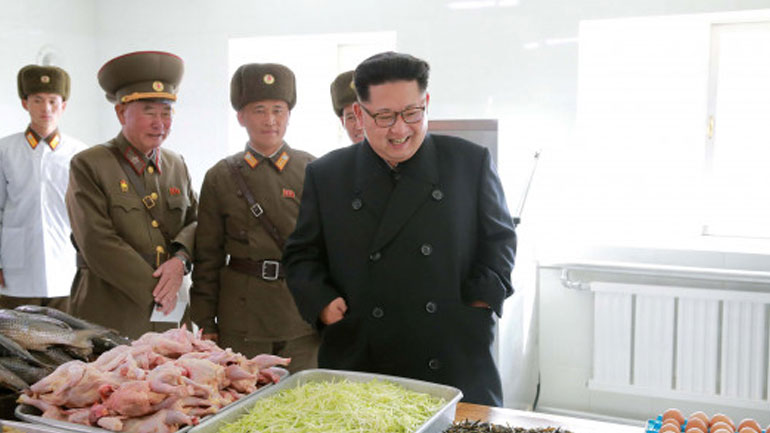 Ομάδα 130 γιατρών παρακολουθούν τον Κιμ Γιονγκ Ουν Ομάδα 130 γιατρών παρακολουθούν τον Κιμ Γιονγκ Ουν