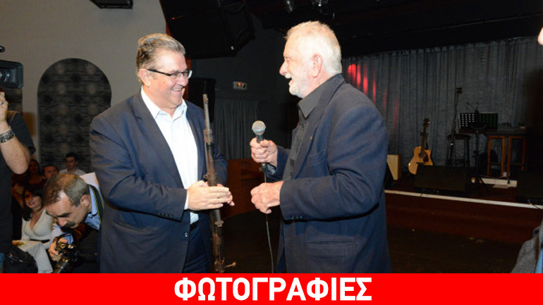 Ο Κουτσούμπας με γερμανικό όπλο ανά χείρας σε εκδήλωση στην Κρήτη