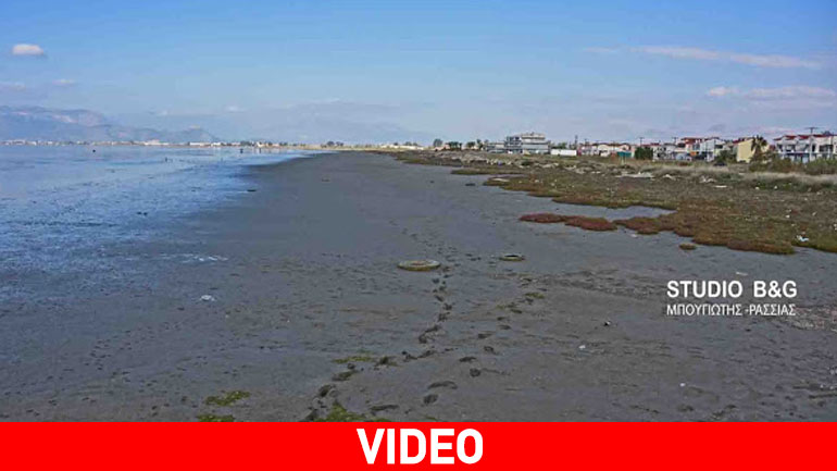 Εντυπωσιακή άμπωτη στο Ναύπλιο αποκάλυψε μια νέα παραλία
