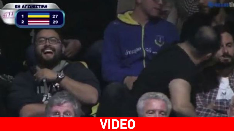 Ανδρικό …φιλί ξεσήκωσε το γήπεδο!