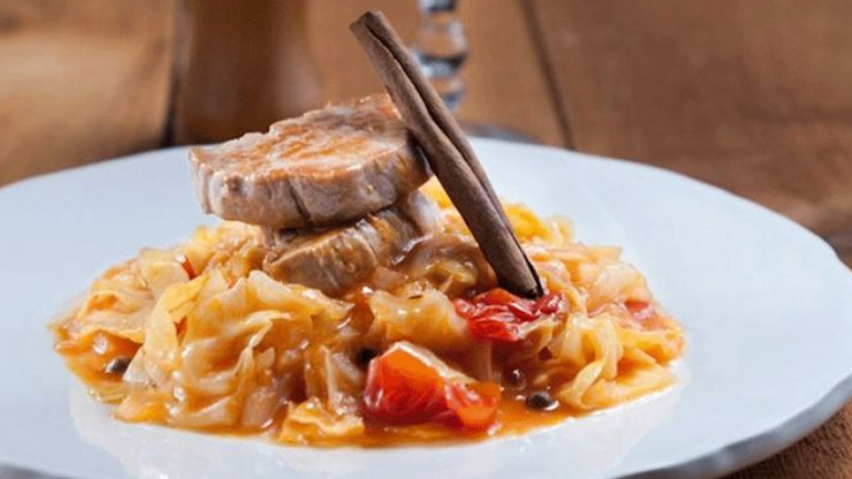 Χοιρινό φιλέτο με λάχανο και ντομάτα