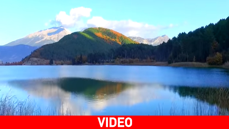 Ο παράδεισος δίπλα στην Αττική: Γνωρίστε τη λίμνη Δόξα ατενίζοντάς την… από ψηλά!