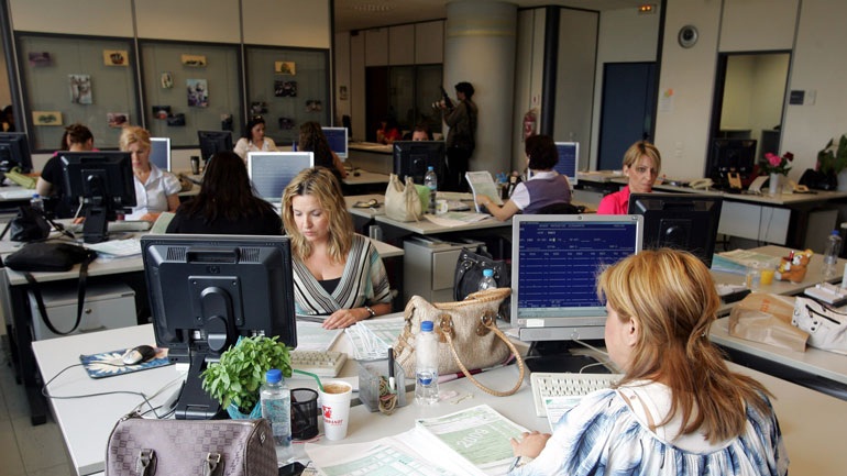 Μειώθηκε κατά 370.000 ο αριθμός των δημοσίων υπαλλήλων Μειώθηκε κατά 370.000 ο αριθμός των δημοσίων υπαλλήλων