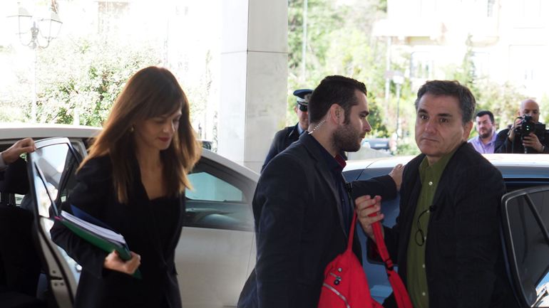 Αποχωρεί η τρόικα, παραμένει η διαφωνία