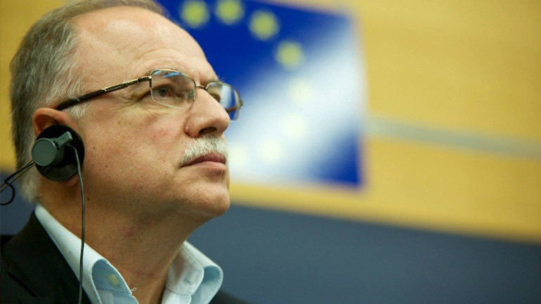 Δ. Παπαδημούλης στον επίτροπο Β. Ντομπρόβσκις: Μην παρασύρεστε από τους εκφοβισμούς του Σόιμπλε