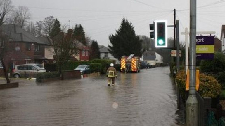 Βρετανία: Μία γυναίκα έχασε τη ζωή της από τα ακραία καιρικά φαινόμενα