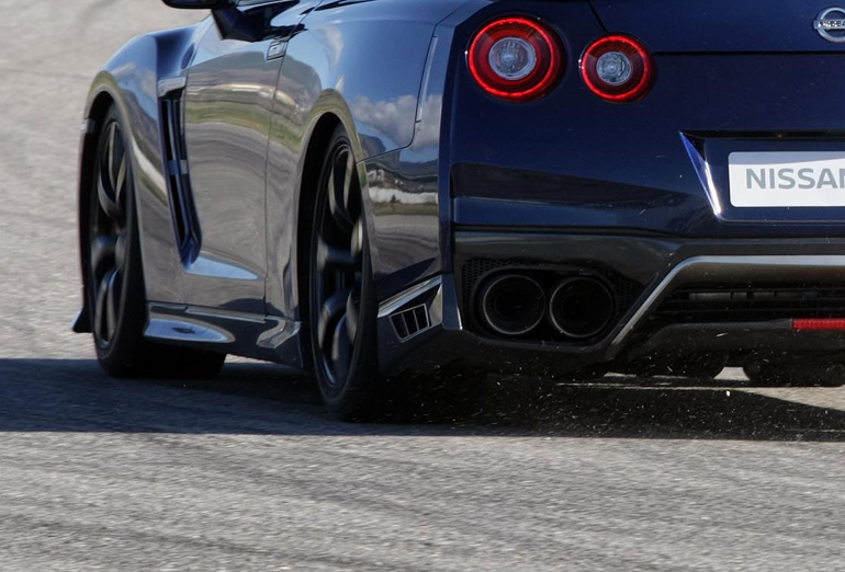 Το GT-R των 570 ίππων 'σκάβει' την άσφαλτο!