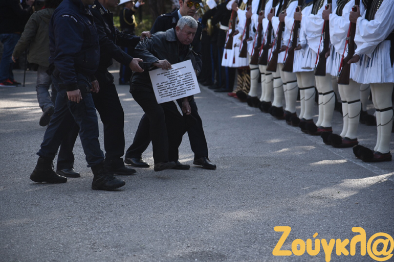 Απομακρύνθηκε από την εκκλησία πολίτης που κρατούσε πλακάτ