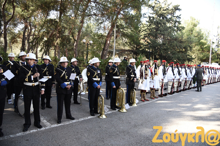 Μπάντα και τιμητικό άγημα έξω από τον Άγιο Δημήτριο Ψυχικού
