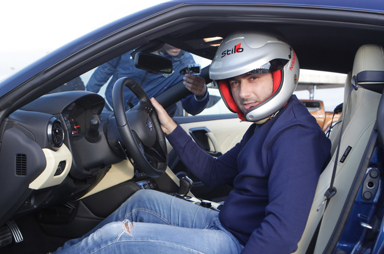 Ρυθμίζεις το κάθισμα και το τιμόνι στα μέτρα σου και ετοιμάζεσαι να γράψεις γρήγορους χρόνους...