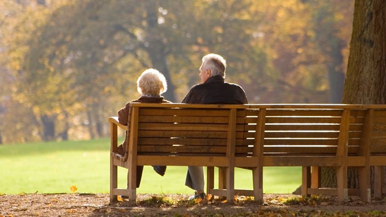 Ζούμε όλο και περισσότερο, παραμένει όμως η «ψαλίδα» ανδρών – γυναικών στο προσδόκιμο ζωής