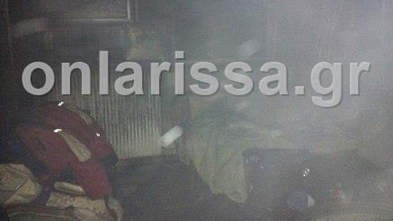 Λάρισα: Χωρίς ρεύμα το διαμέρισμα που τυλίχθηκε στις φλόγες