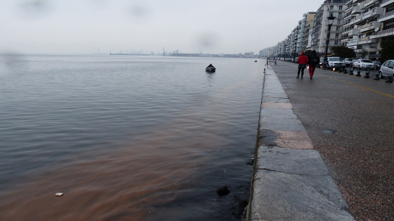 Θεσσαλονίκη: Κοκκίνισαν τα νερά του Θερμαϊκού Κόλπου