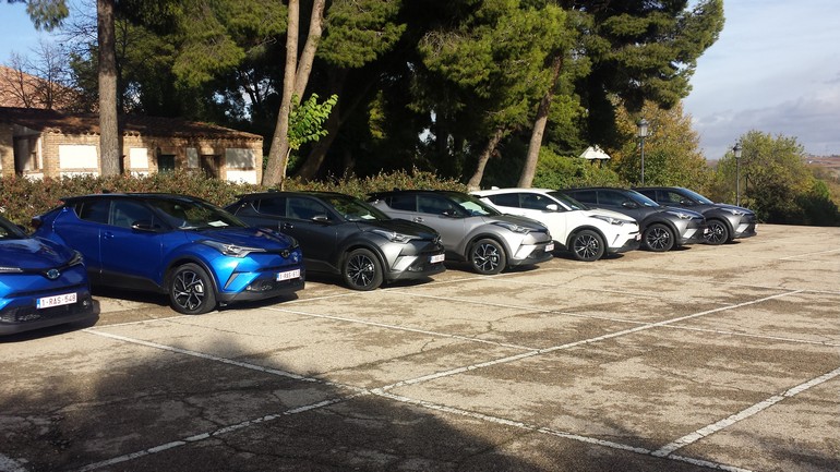 Τα C-HR παρατεταγμένα στη σειρά 