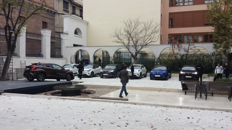 Προσφέρεται σε διάφορα χρώματα και με τρεις συνδυασμούς στο εσωτερικό