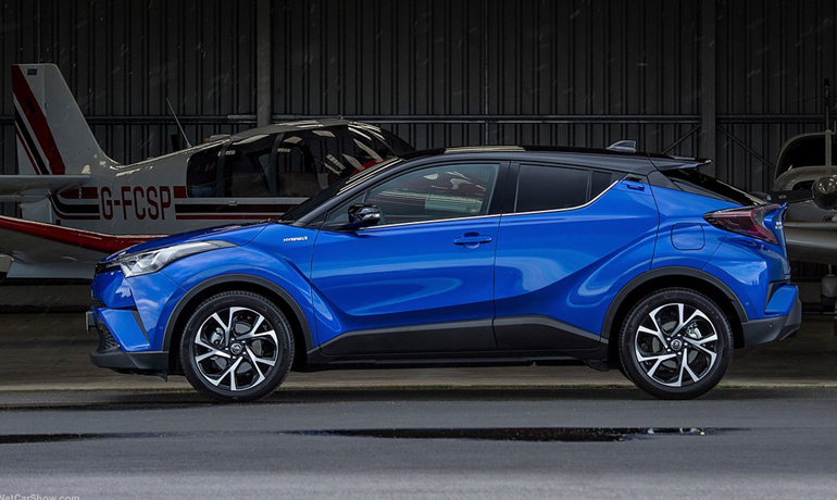 Σε μπλε χρώμα τραβά όλα τα βλέμματα σαν μαγνήτης