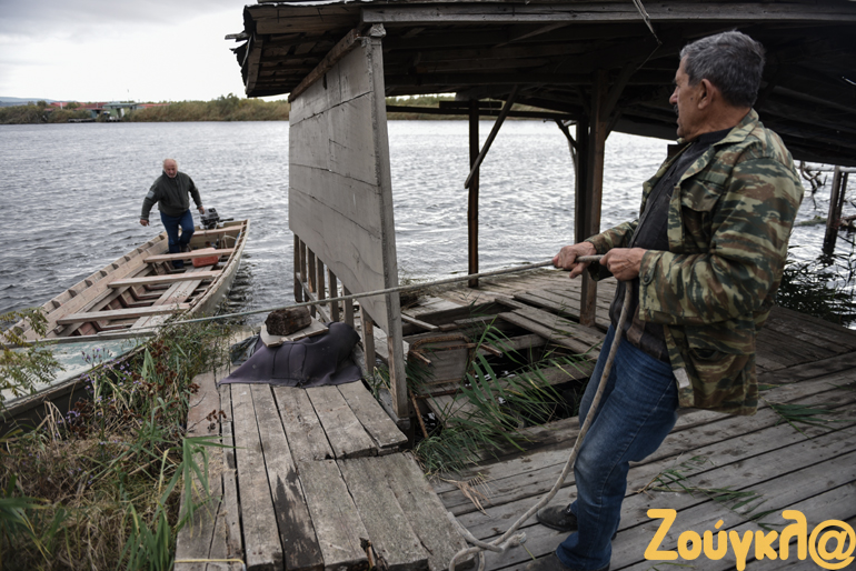 Αποβίβαση στην καλύβα, μετά από μια εξαιρετική διαδρομή με βάρκα στο Δέλτα του Έβρου