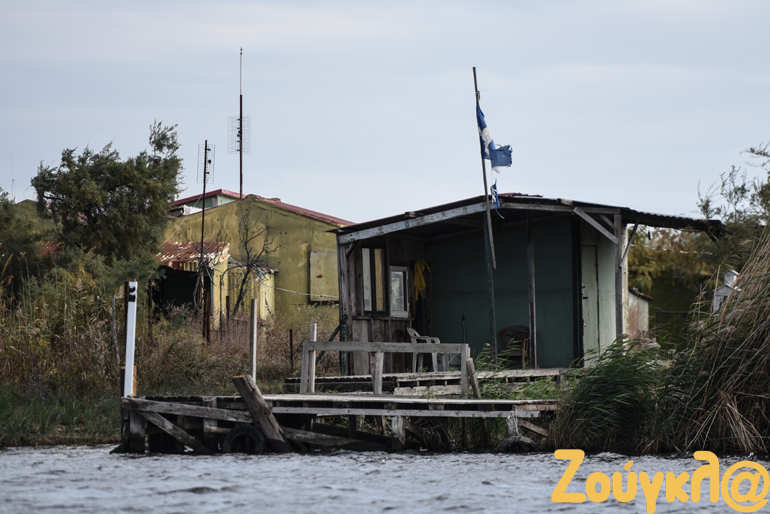 Περίπου 200 καλύβες βρίσκονται στις όχθες του ποταμού Έβρου