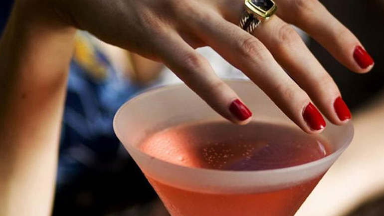 Mανό κατά του βιασμού: Αλλάζει χρώμα αν υπάρχει ναρκωτική ουσία στο ποτό