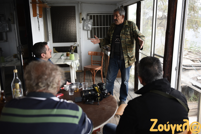 Οι ψαράδες εξηγούν την κατάσταση στον φακό του zougla.gr