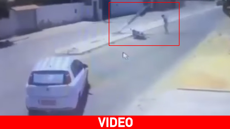 Βραζιλία: Μοτοσικλετιστής συγκρούεται με Ι.Χ. και… καταπλακώνεται από κολόνα