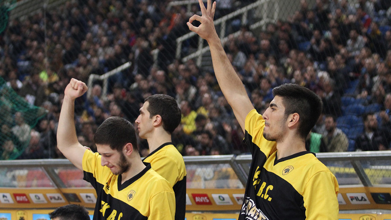 Έριξαν φωτοβολίδα ευθείας βολής στο ΑΕΚ-Παρτιζάν