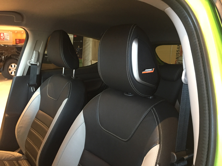 Ηχεία ενσωματωμένα στα προσκέφαλα...