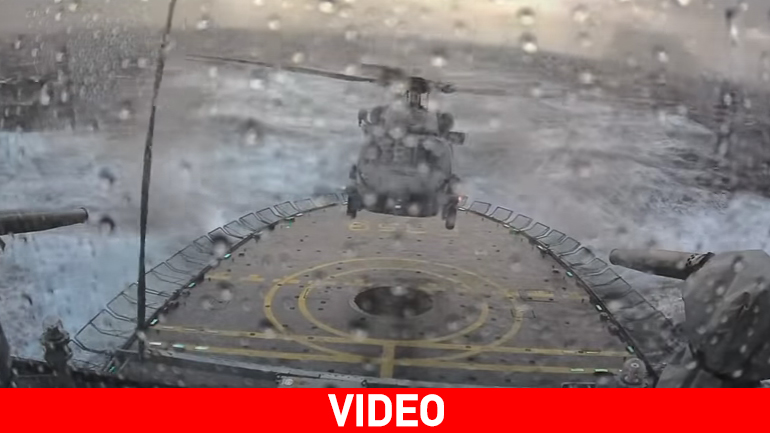 Εντυπωσιακή προσγείωση ελικοπτέρου σε φρεγάτα εν μέσω θαλασσοταραχής