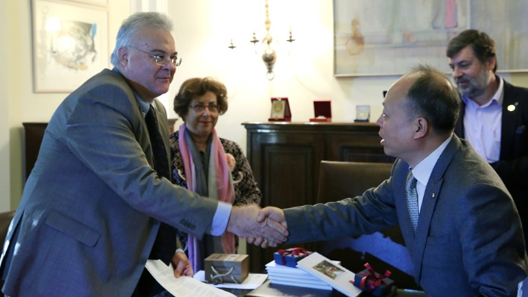 Μνημόνιο συνεργασίας με το πανεπιστήμιο Ζιγιάνγκ υπέγραψαν ΑΠΕ-ΜΠΕ και Πάντειο Πανεπιστήμιο